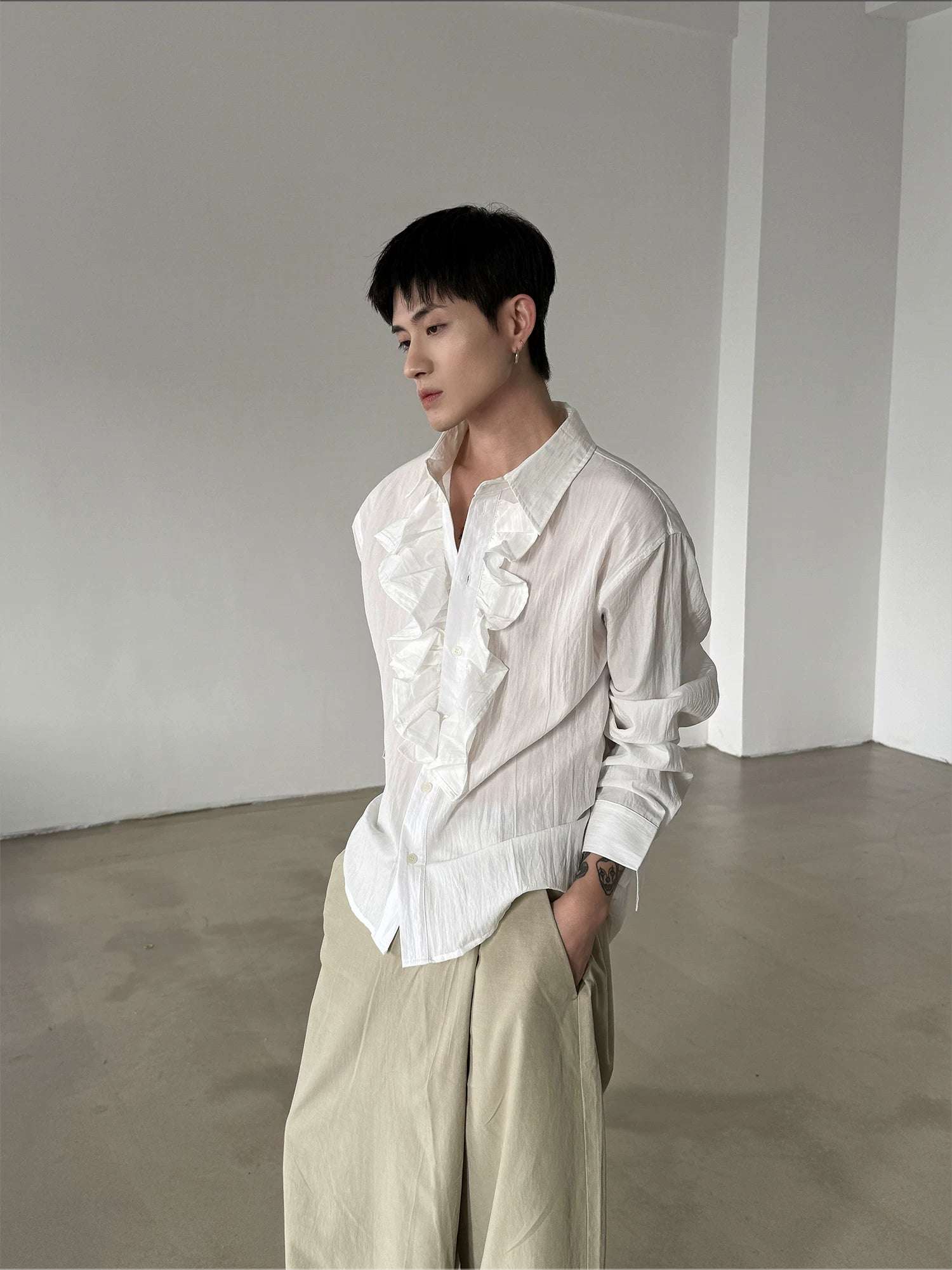 Camicia alla francese con ruches e colletto frontale a maniche lunghe