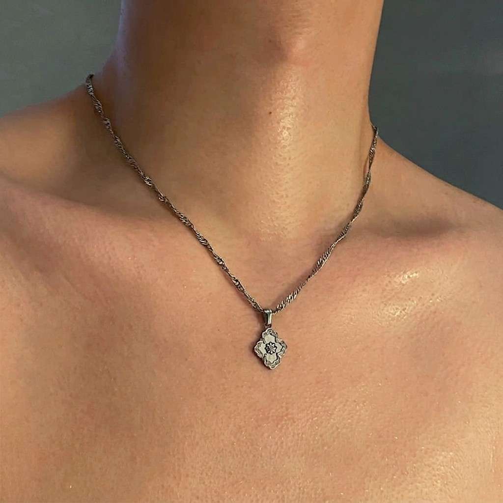 Seashell Four-Leaf Flower Pendant Necklace