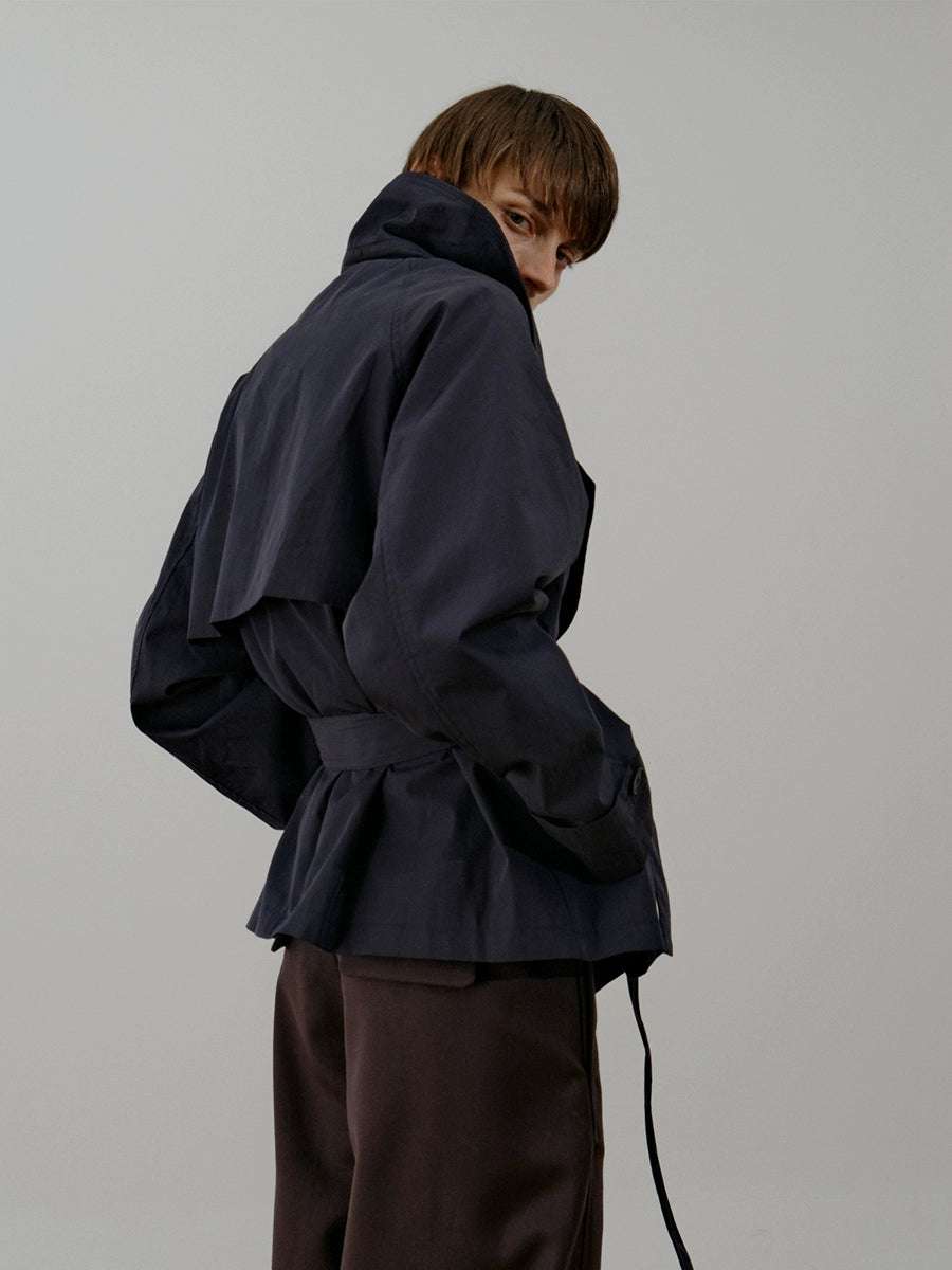 Cazadora corta cortavientos con cinturón