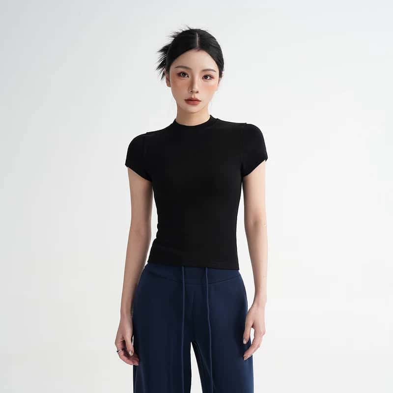 Woll-Oberteil im Slim Fit mit rundem Ausschnitt und Kurzarm